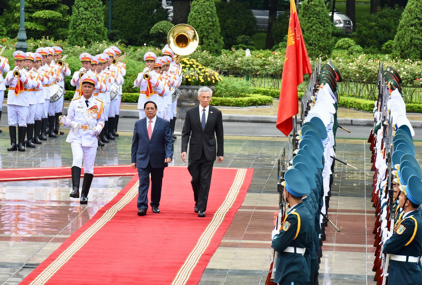 Thủ tướng Phạm Minh Chính và Thủ tướng Lý Hiển Long duyệt Đội danh dự Quân đội nhân dân Việt Nam.