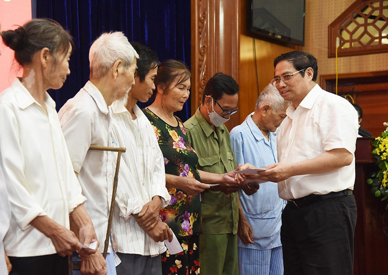 Thủ tướng Phạm Minh Chính tặng sổ tiết kiệm cho đại diện một số gia đình chính sách tại tỉnh Hà Nam.