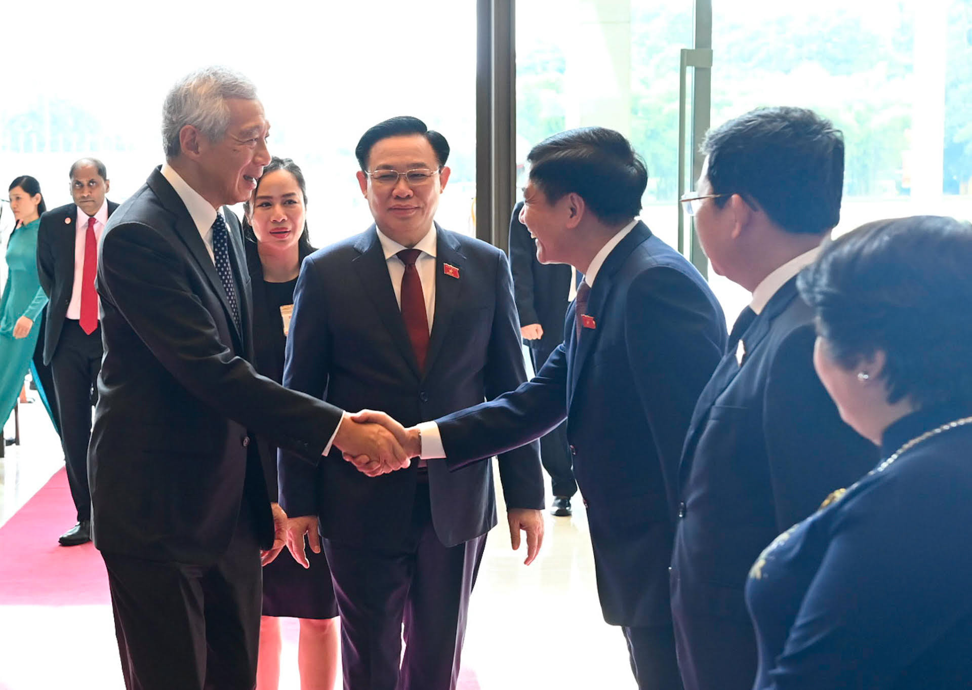 Chủ tịch Quốc hội Vương Đình Huệ giới thiệu với Thủ tướng Lý Hiển Long các đại biểu Quốc hội Việt Nam dự buổi hội kiến.