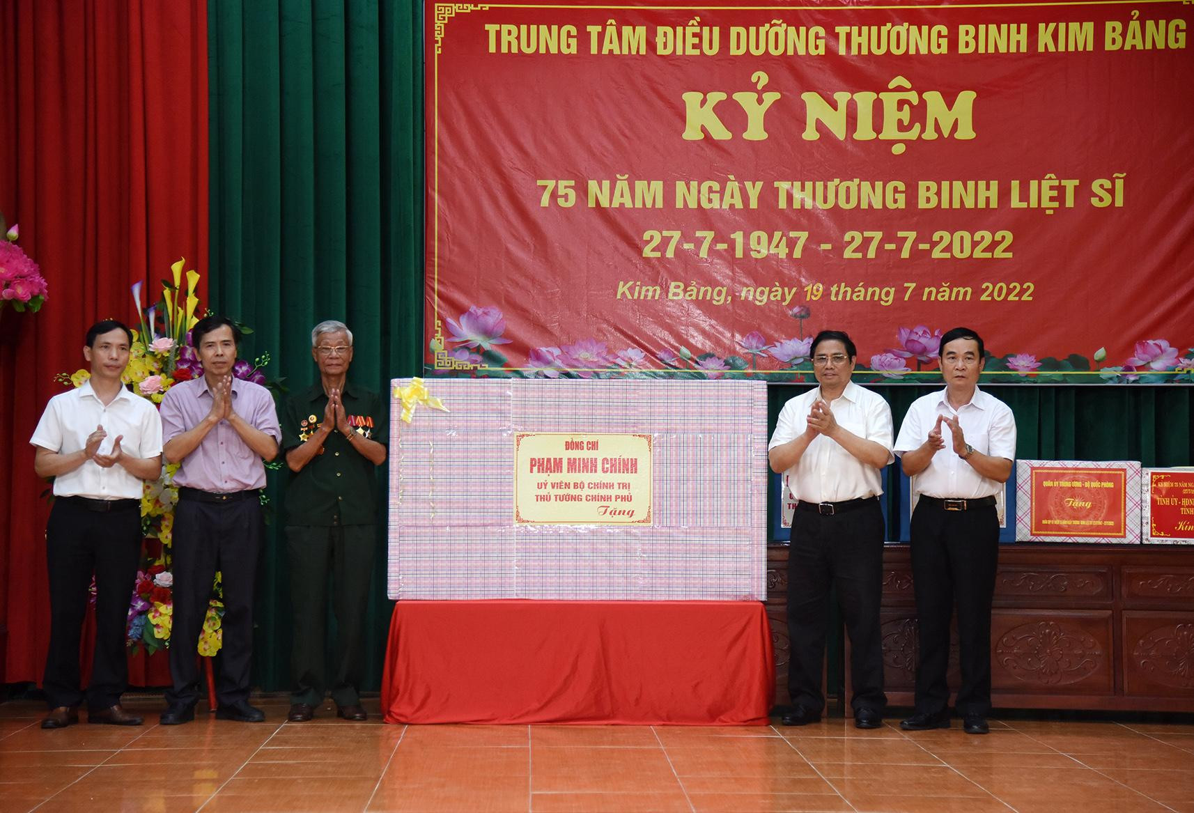Thủ tướng Phạm Minh Chính tặng quà cho Trung tâm Điều dưỡng thương binh Kim Bảng (Hà Nam).