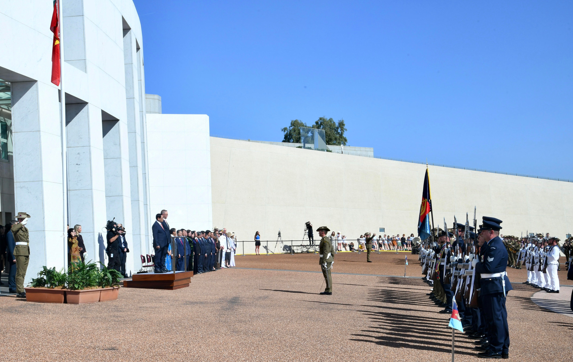 Thủ tướng Phạm Minh Chính và Thủ tướng Australia Anthony Albanese tại lễ đón chính thức.
