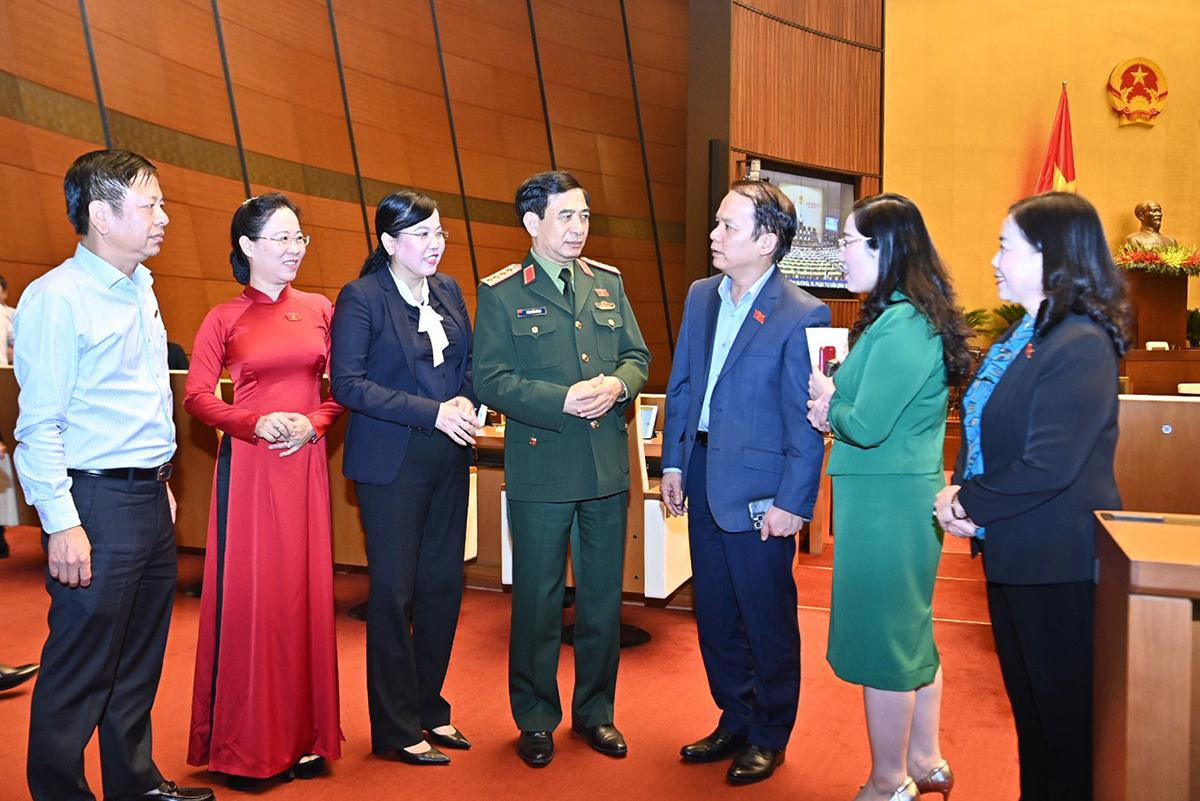 Các đại biểu Quốc hội trao đổi bên lề phiên họp chiều 26/10. Các đại biểu Quốc hội trao đổi bên lề phiên họp chiều 26/10.