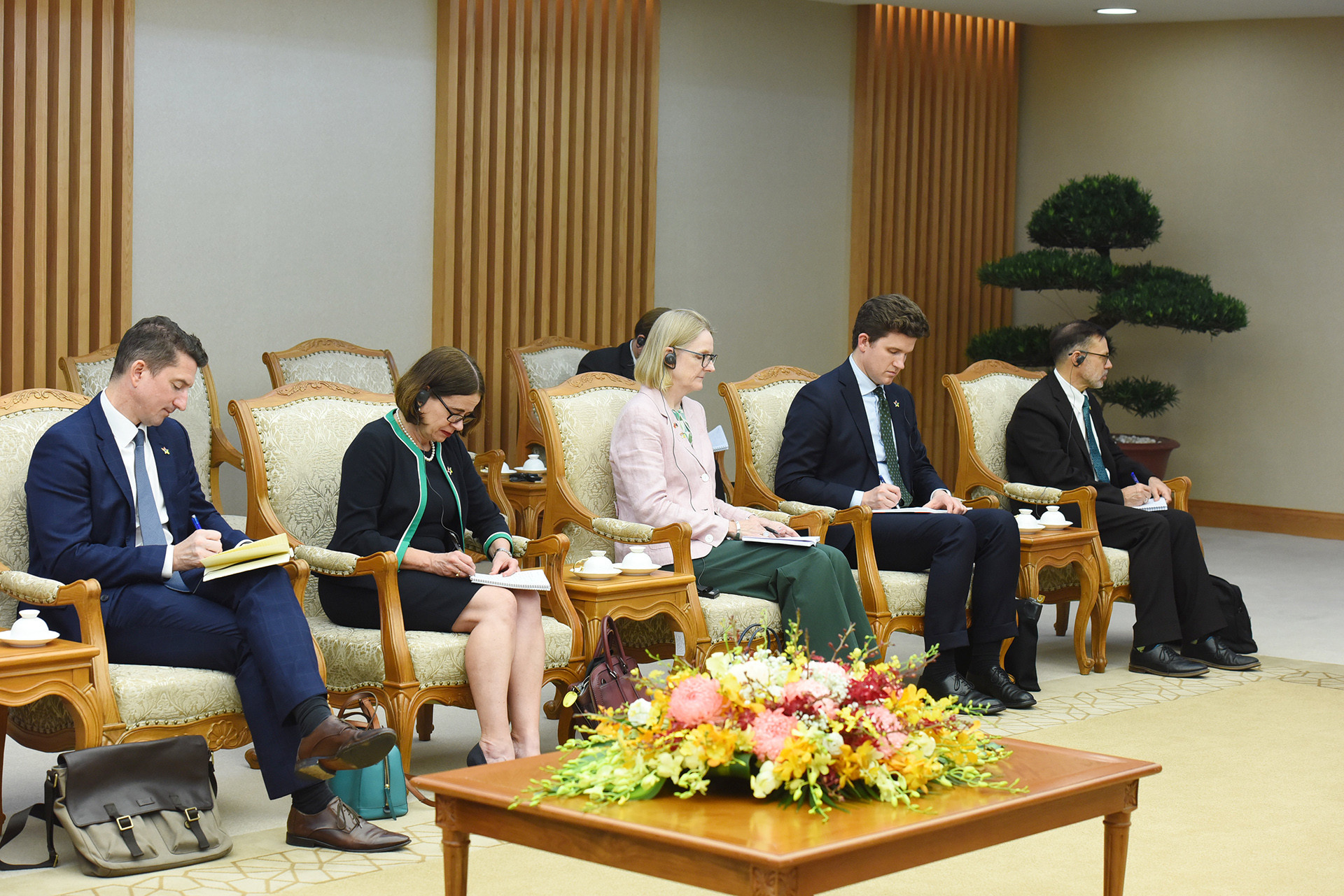 Các thành viên đi cùng Bộ trưởng Ngoại giao Australia Penny Wong tại buổi tiếp.