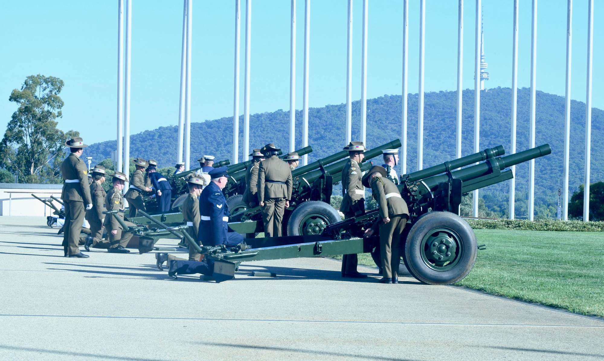 Đội danh dự Quân đội Australia chuẩn bị bắn 19 loạt đại bác chào mừng tại lễ đón chính thức.