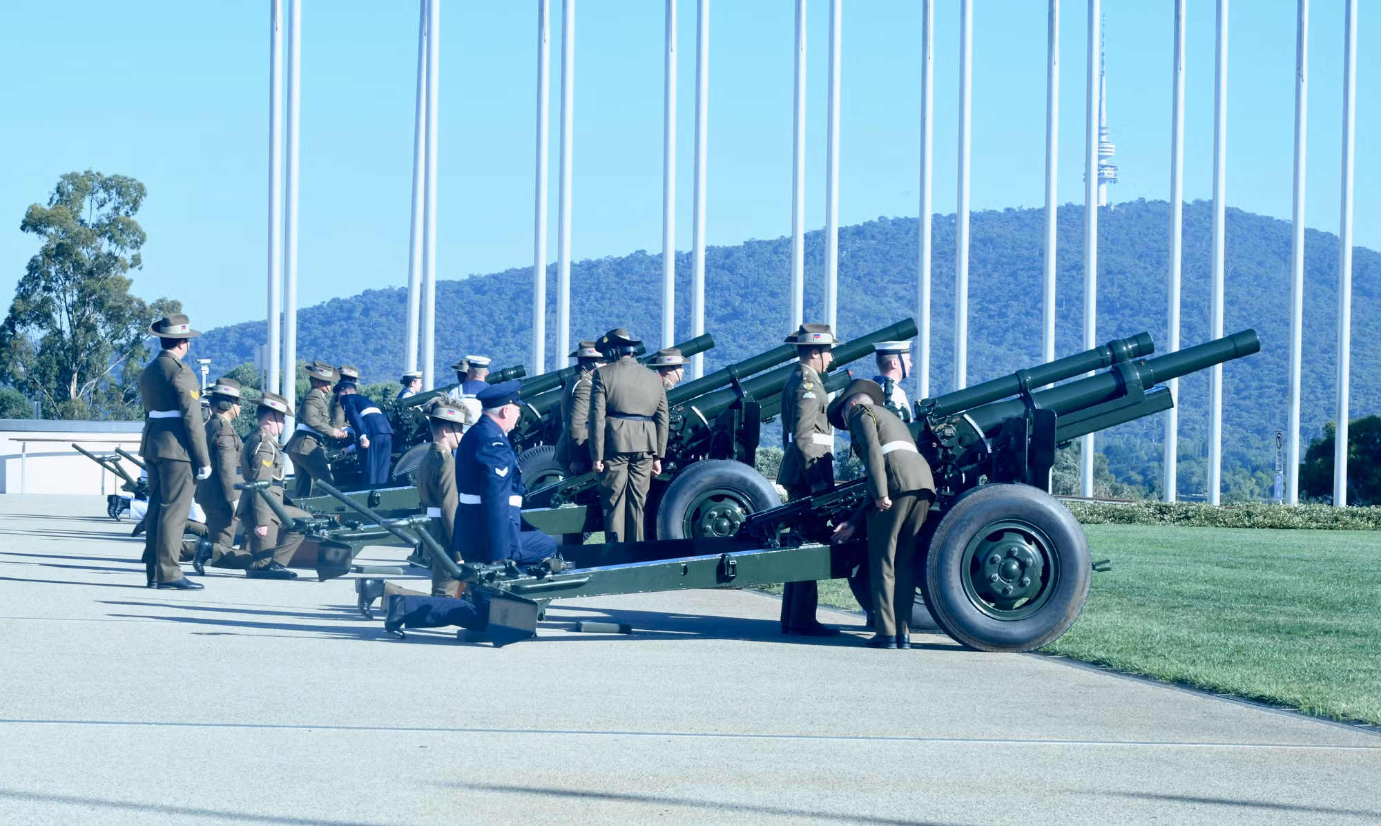 Đội danh dự Quân đội Australia chuẩn bị bắn 19 loạt đại bác chào mừng tại lễ đón chính thức.