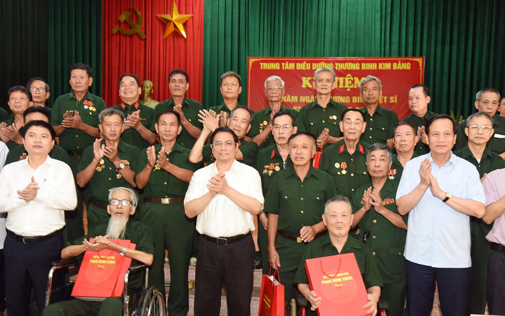 Thủ tướng và Đoàn công tác chụp ảnh lưu niệm cùng các thương binh, bệnh binh tại Trung tâm.