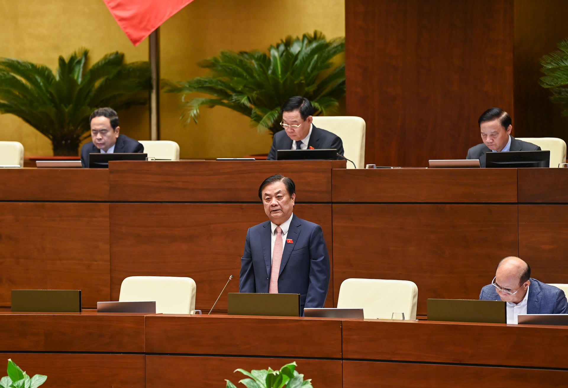 Phát biểu mở đầu phiên chất vấn, Bộ trưởng Bộ Nông nghiệp và Phát triển nông thôn Lê Minh Hoan cho biết, vấn đề nông nghiệp, nông dân và nông thôn được lựa chọn chất vấn tại phiên họp vừa là trách nhiệm, vừa là động lực để Bộ Nông nghiệp và Phát triển nông thôn lắng nghe các vấn đề đã được phát hiện từ lâu và những vấn đề mới phát sinh từ thực tiễn.