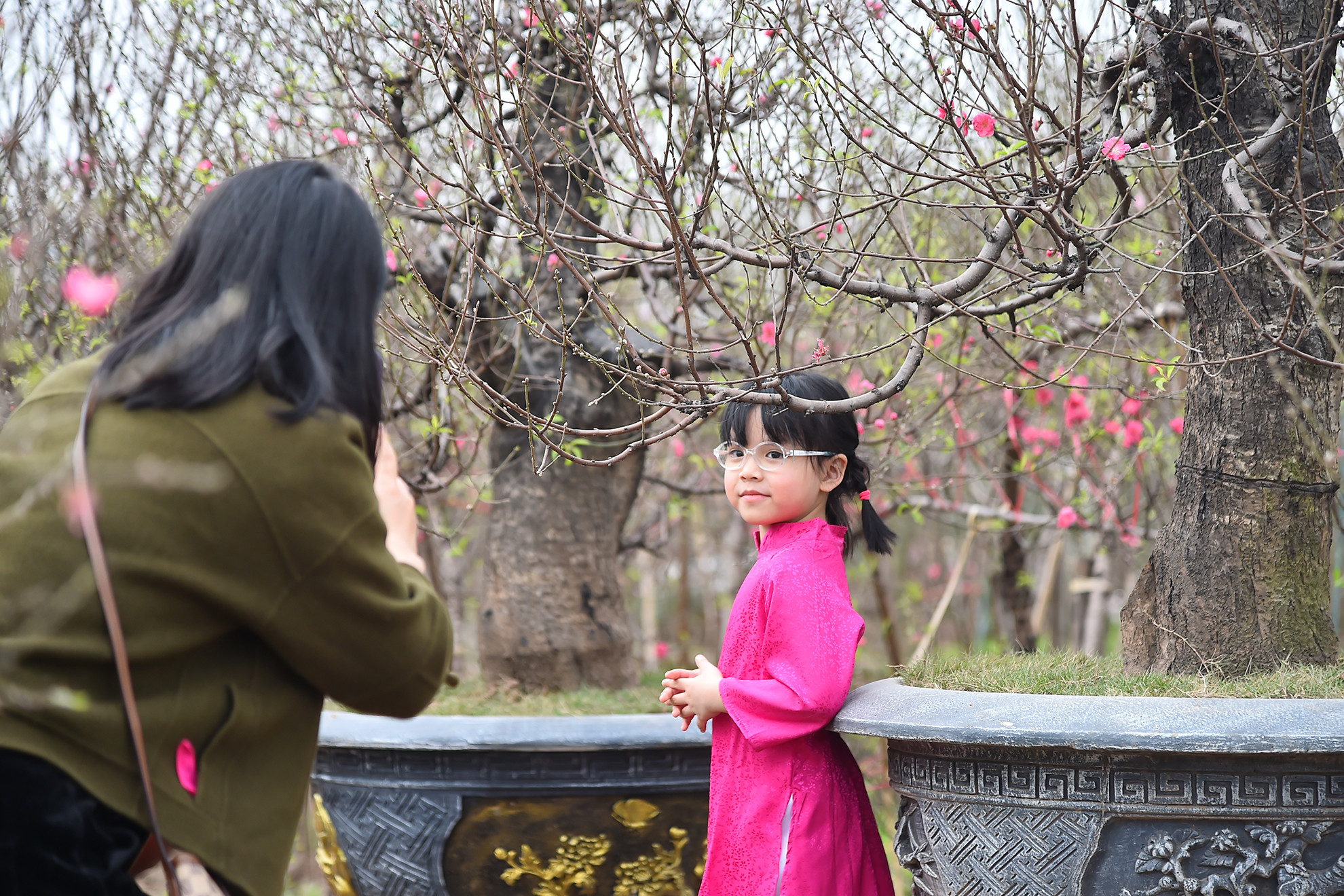 Nhiều bạn nhỏ được gia đình đưa đến các vườn đào để tham quan, lưu giữ những khoảnh khắc đẹp để đón chào năm mới. Nhiều bạn nhỏ được gia đình đưa đến các vườn đào để tham quan, lưu giữ những khoảnh khắc đẹp để đón chào năm mới.