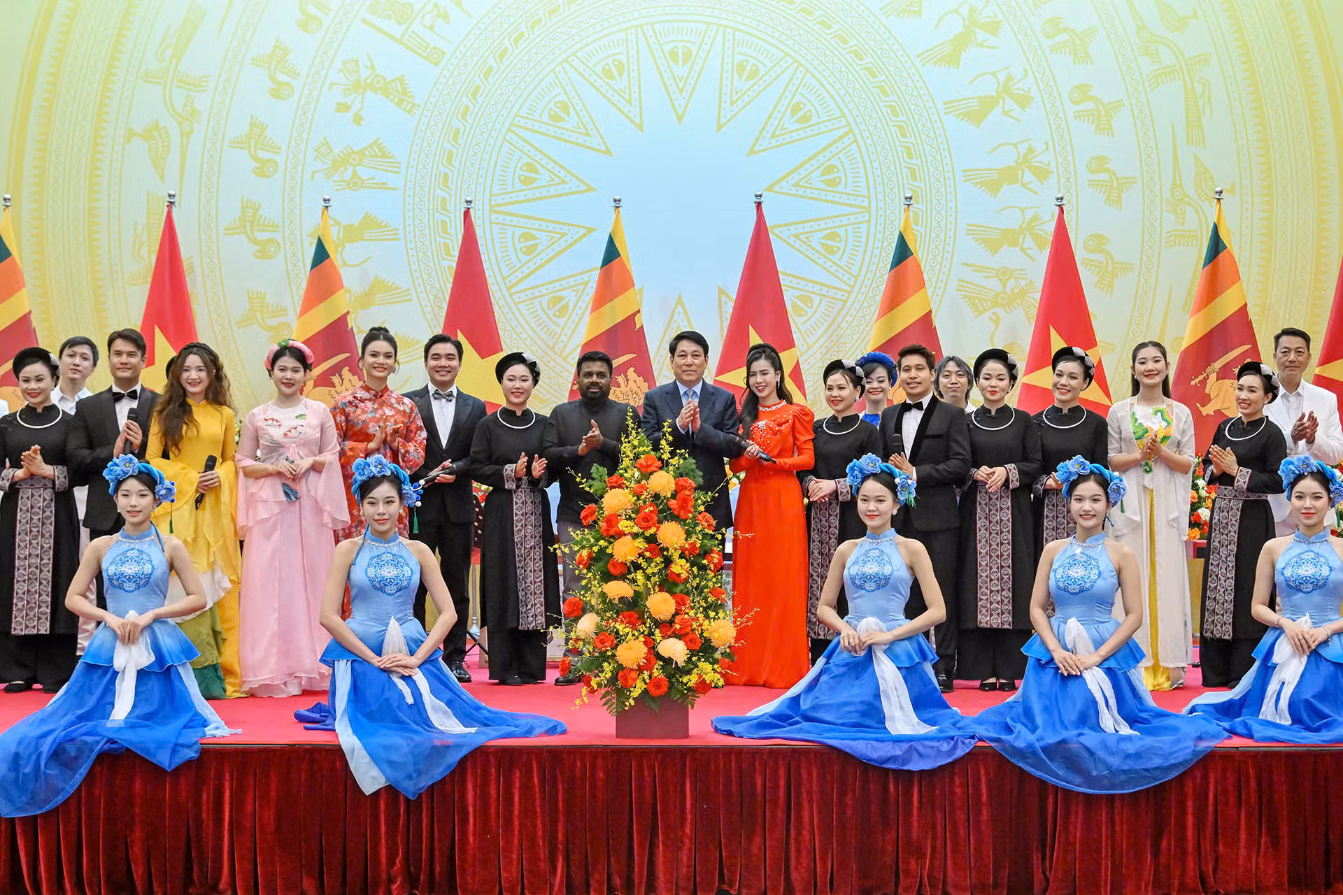 Chủ tịch nước Lương Cường và Tổng thống Sri Lanka Anura Kumara Dissanayaka với các nghệ sĩ trình diễn tại buổi chiêu đãi.
