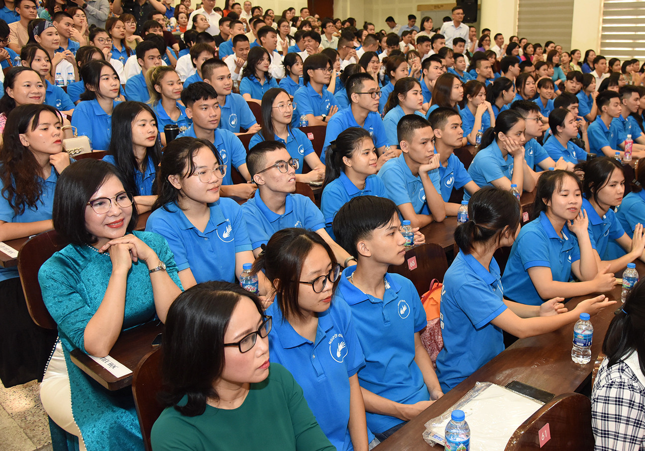 Thầy cô giáo, học sinh, sinh viên của hai trường tham dự buổi gặp mặt.