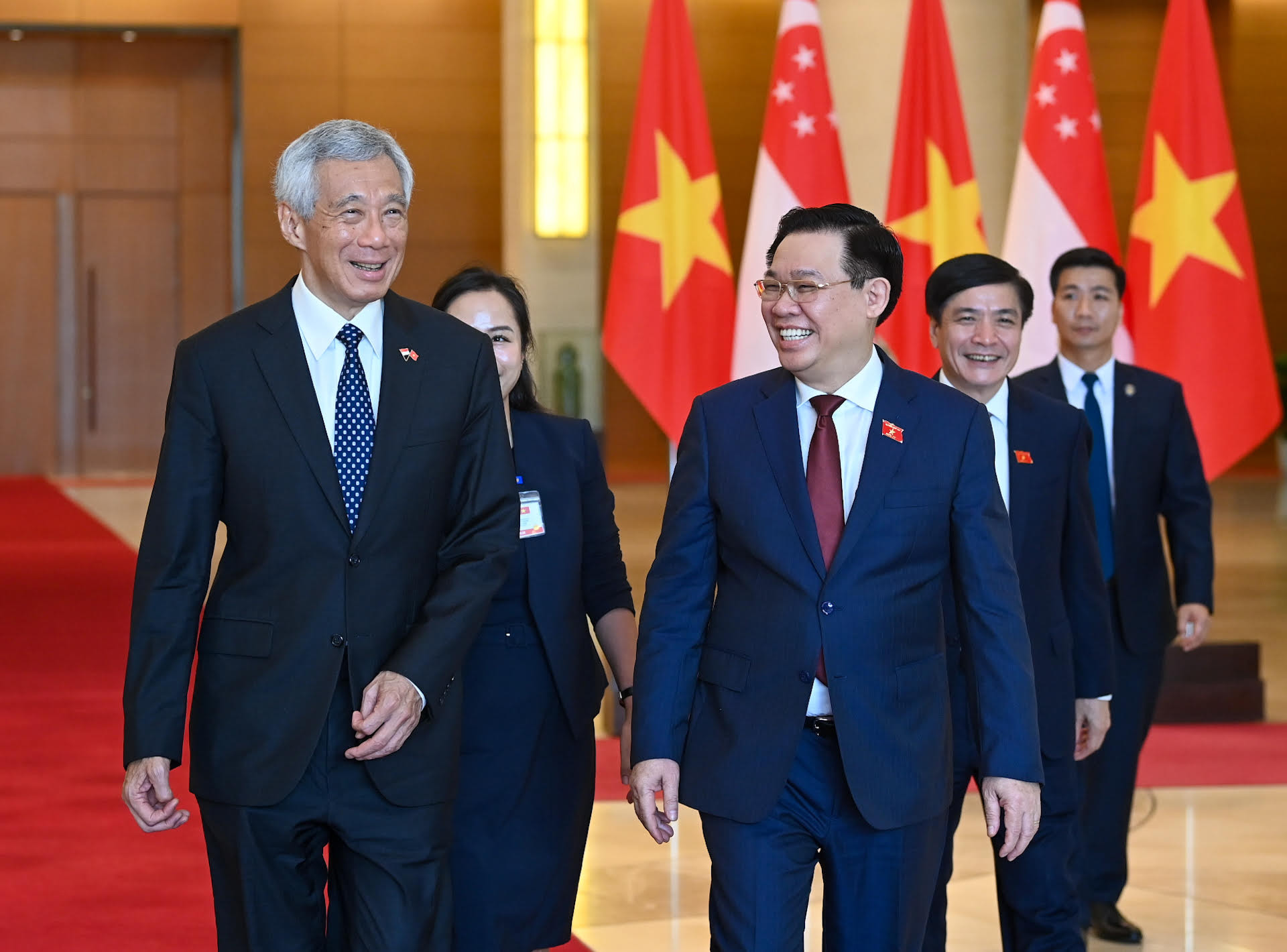 Chủ tịch Quốc hội Vương Đình Huệ trao đổi với Thủ tướng Singapore Lý Hiển Long.