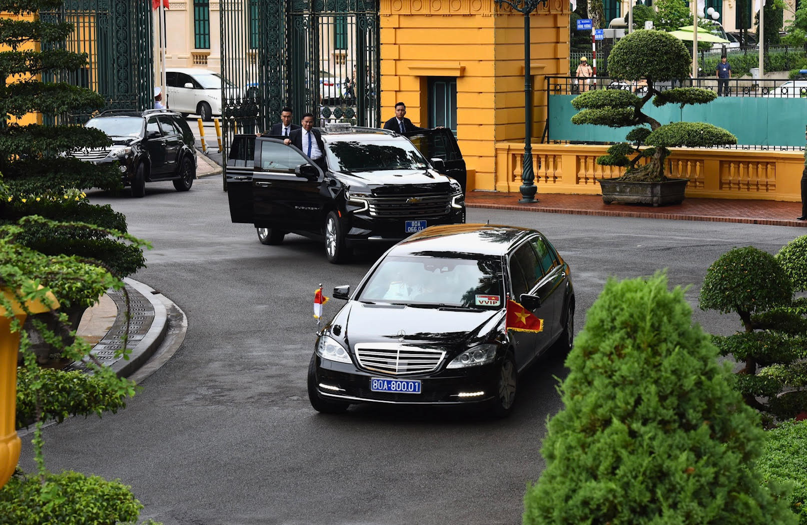 Đoàn xe đưa Thủ tướng Lý Hiển Long đến Phủ Chủ tịch.