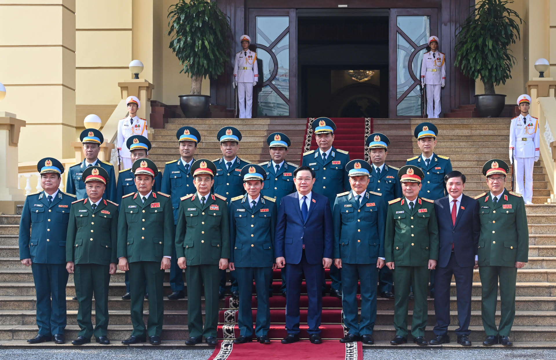 Chủ tịch Quốc hội Vương Đình Huệ, Bộ trưởng Quốc phòng Phan Văn Giang cùng các đại biểu với lãnh đạo Quân chủng Phòng không - Không quân.