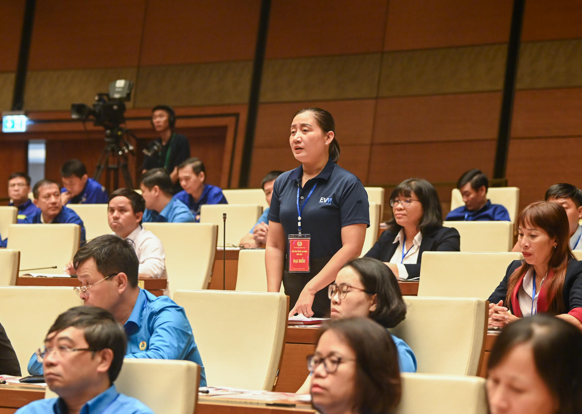 Chị Đào Thị Loan, người lao động tại Khu công nghiệp tỉnh Bình Dương phát biểu ý kiến về vấn đề nhà ở cho công nhân. Chị Đào Thị Loan, người lao động tại Khu công nghiệp tỉnh Bình Dương phát biểu ý kiến về vấn đề nhà ở cho công nhân.