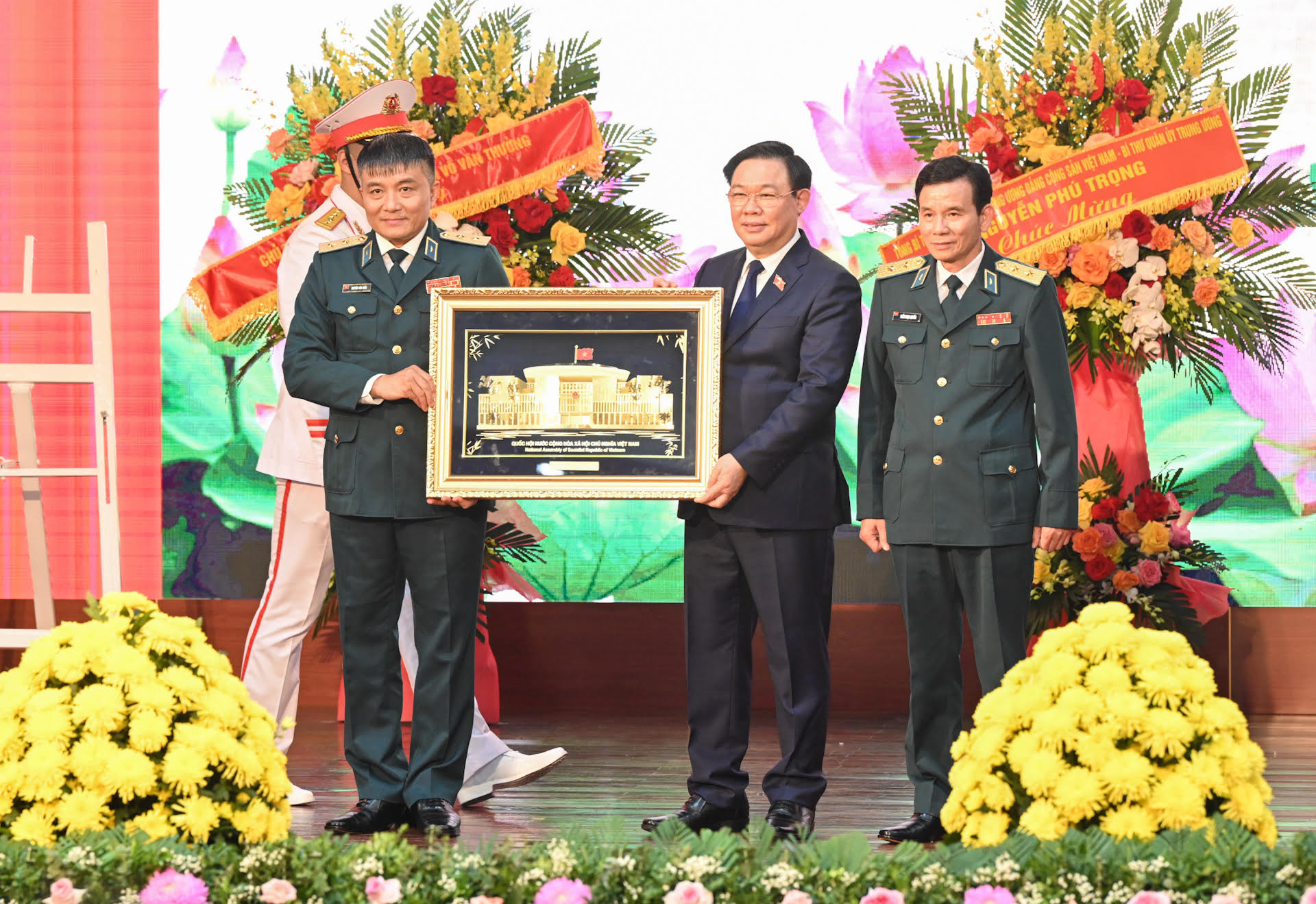 Chủ tịch Quốc hội Vương Đình Huệ trao quà lưu niệm cho Quân chủng Phòng không - Không quân.