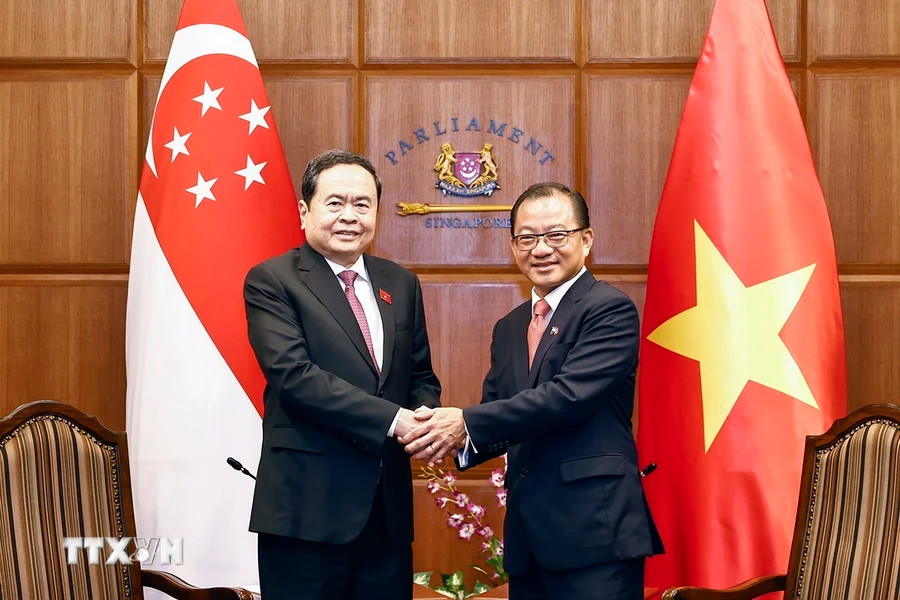 Chủ tịch Quốc hội Trần Thanh Mẫn và Chủ tịch Quốc hội Singapore Seah Kian Peng chụp ảnh chung.