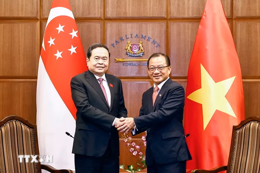 Chủ tịch Quốc hội Trần Thanh Mẫn và Chủ tịch Quốc hội Singapore Seah Kian Peng chụp ảnh chung.