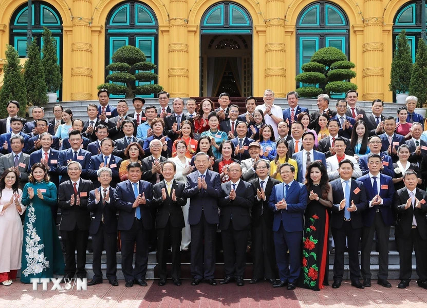 Tổng Bí thư, Chủ tịch nước Tô Lâm với đại diện doanh nghiệp nhỏ và vừa Việt Nam.