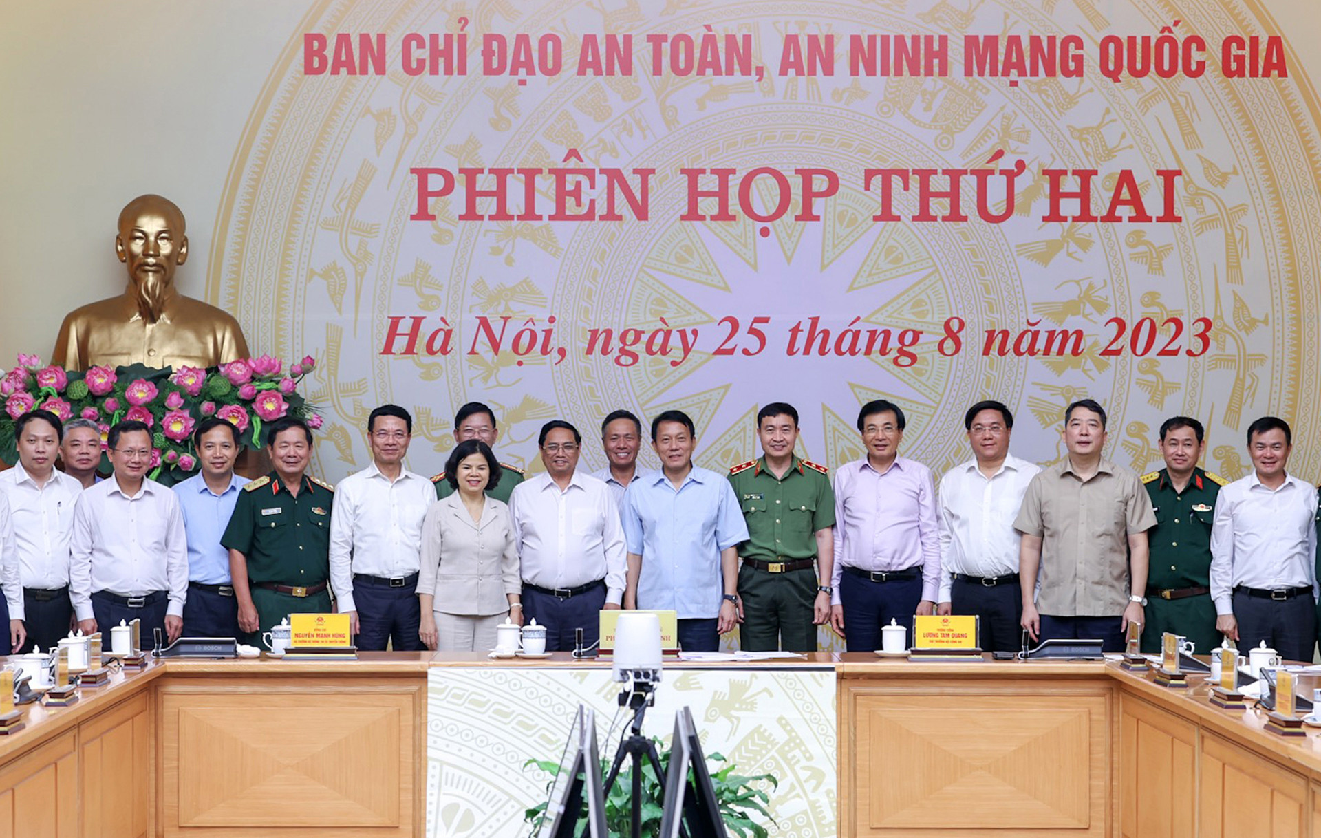 Thủ tướng Phạm Minh Chính chụp ảnh cùng các đại biểu dự họp.