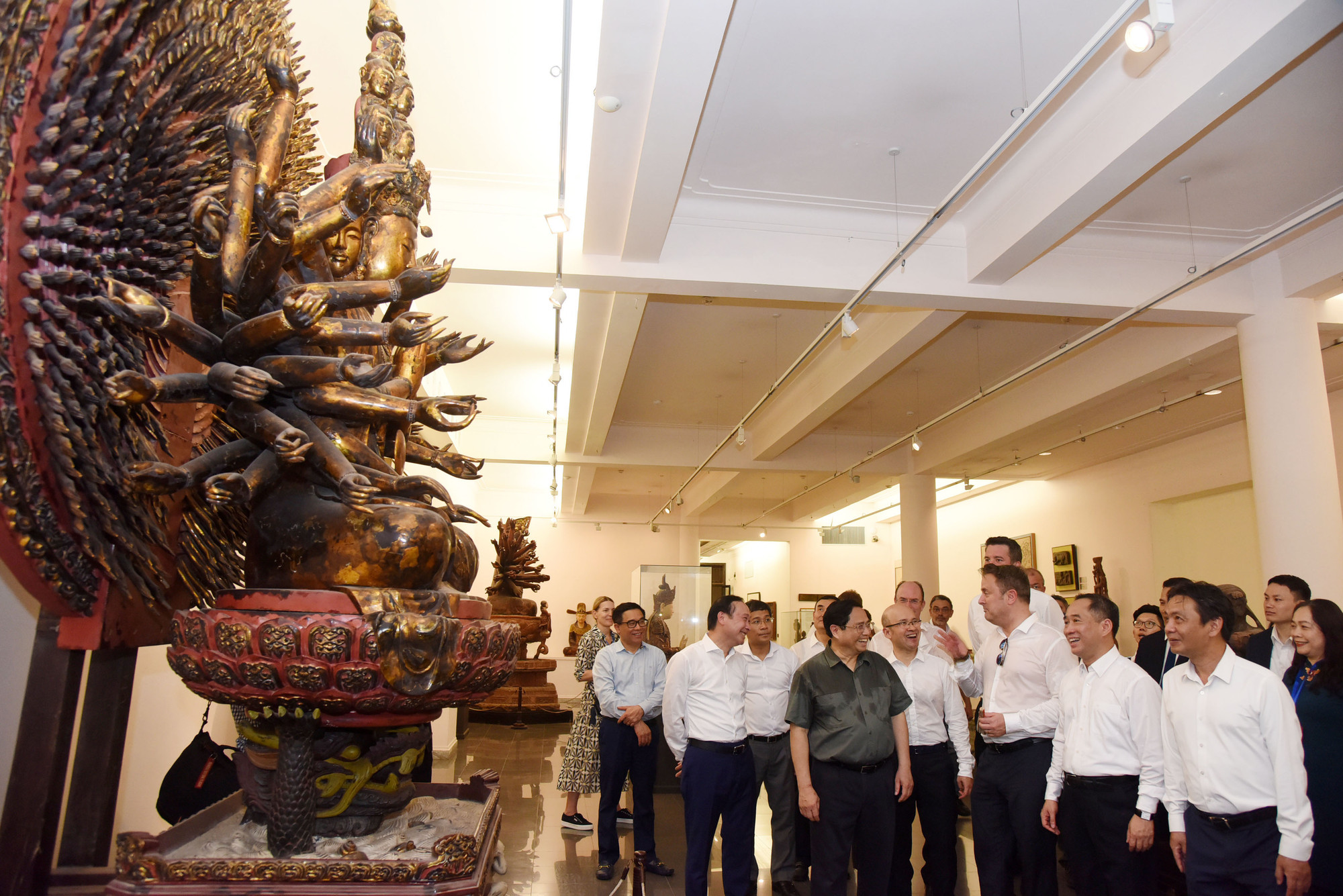 Hai Thủ tướng bày tỏ ấn tượng sau khi xem các hiện vật, tác phẩm mỹ thuật giá trị, có lịch sử lâu đời, là kho tàng di sản, văn hóa nghệ thuật của Việt Nam, như: Tượng Phật nghìn mắt nghìn tay, tranh Thiếu nữ trong vườn và Phong cảnh của họa sĩ Nguyễn Gia Trí, tranh sơn dầu Em Thúy của họa sĩ Trần Văn Cẩn…