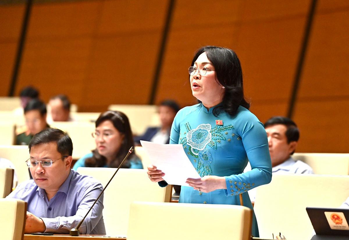 Tại phiên họp, các đại biểu Quốc hội đã có nhiều ý kiến tâm huyết, gắn liền với thực tiễn liên quan đến vấn đề bạo lực gia đình. Tại phiên họp, các đại biểu Quốc hội đã có nhiều ý kiến tâm huyết, gắn liền với thực tiễn liên quan đến vấn đề bạo lực gia đình.