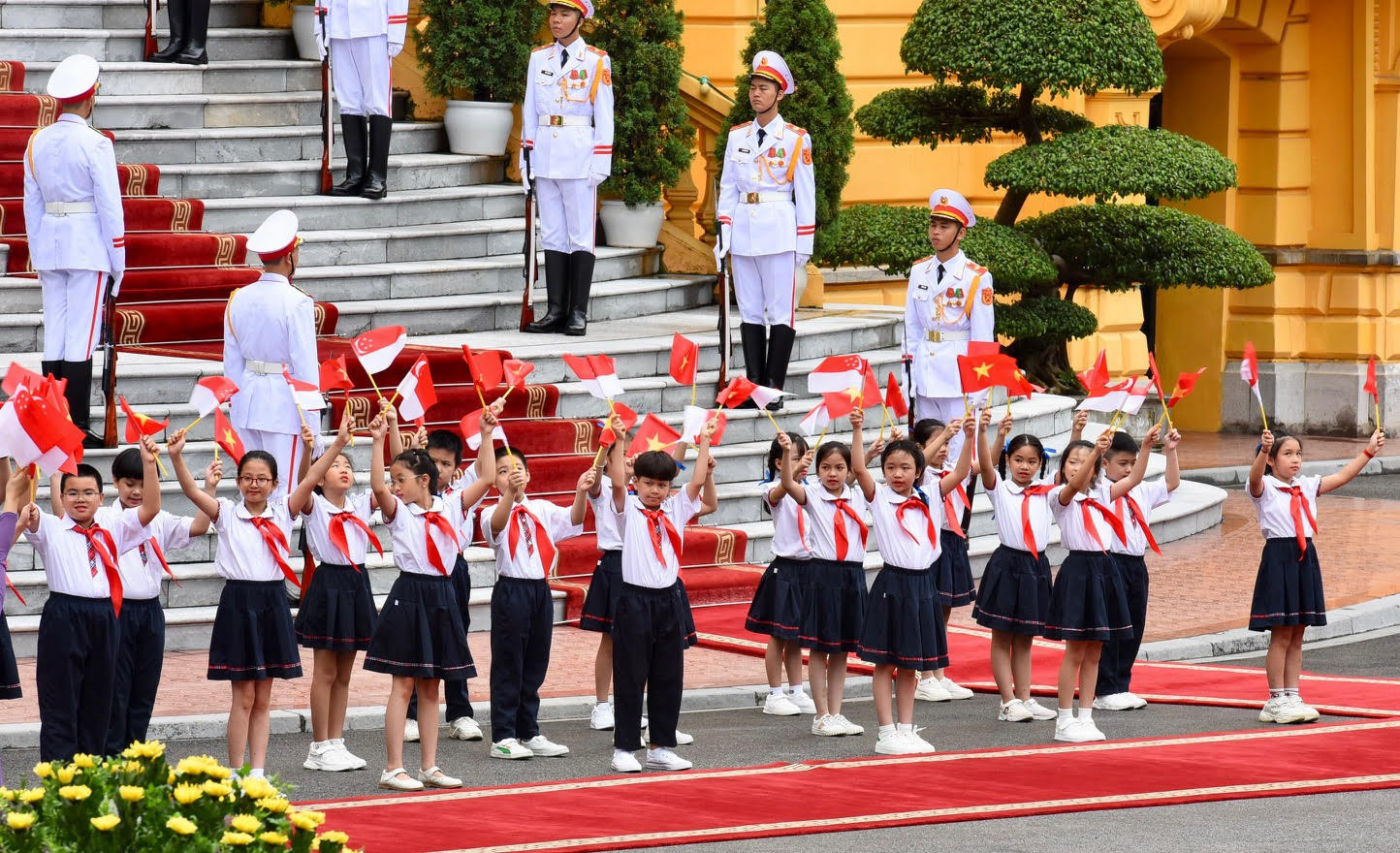 Các cháu thiếu nhi vẫy chào hai Thủ tướng.