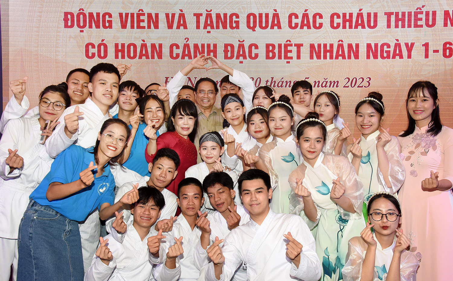 Thủ tướng Phạm Minh Chính với học sinh, sinh viên khuyết tật tại Trung tâm hỗ trợ phát triển giáo dục hoà nhập thuộc Trường Cao đẳng Sư phạm Trung ương.