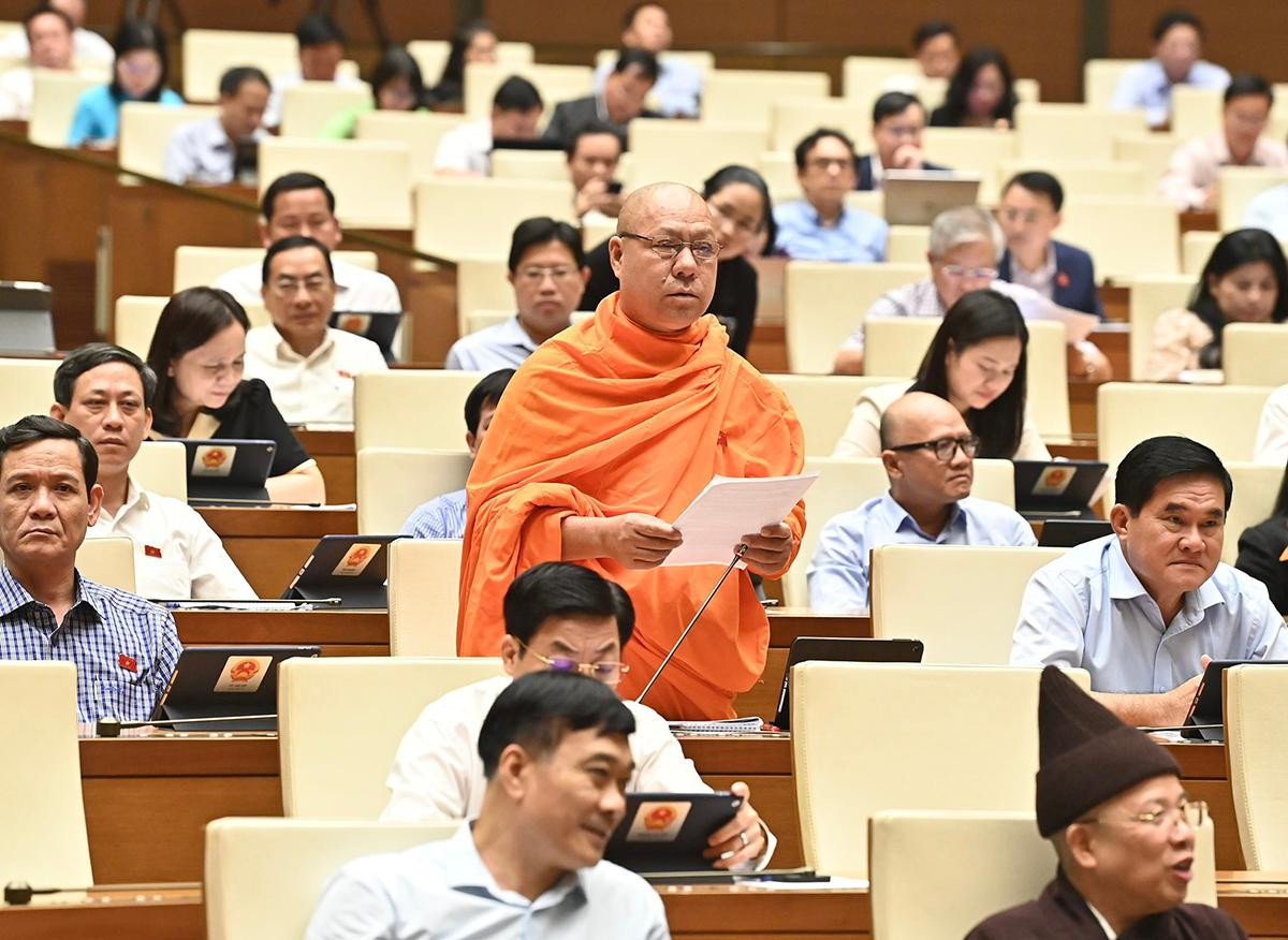 Thượng tọa Lý Minh Đức (đại biểu Quốc hội tỉnh Sóc Trăng) phát biểu ý kiến thảo luận tại hội trường. Thượng tọa Lý Minh Đức (đại biểu Quốc hội tỉnh Sóc Trăng) phát biểu ý kiến thảo luận tại hội trường.