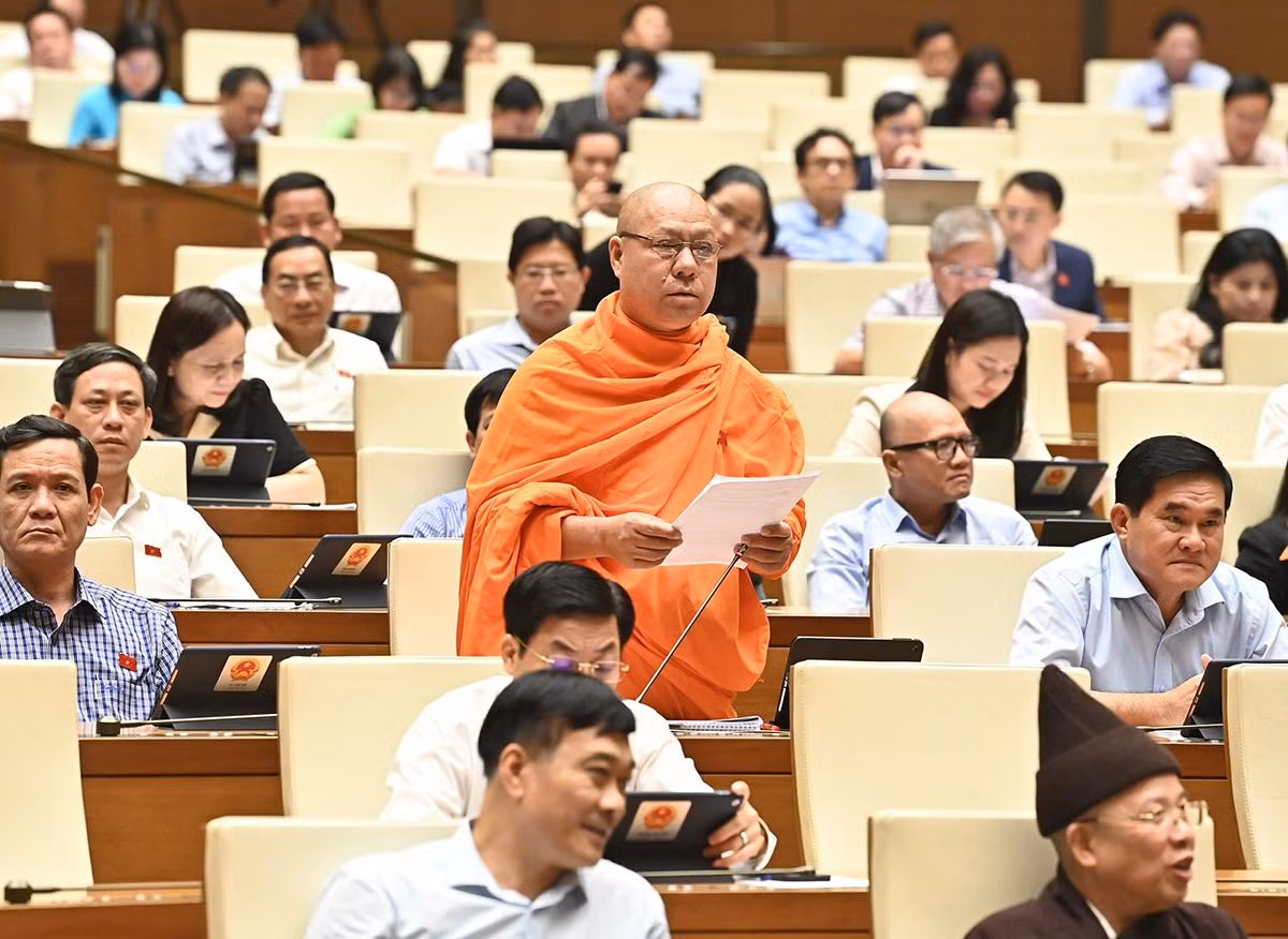 Thượng tọa Lý Minh Đức (đại biểu Quốc hội tỉnh Sóc Trăng) phát biểu ý kiến thảo luận tại hội trường.