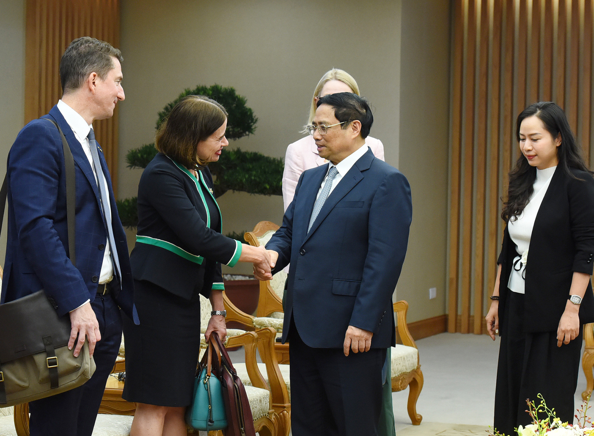 Thủ tướng Phạm Minh Chính với các thành viên đi cùng Bộ trưởng Ngoại giao Australia Penny Wong.