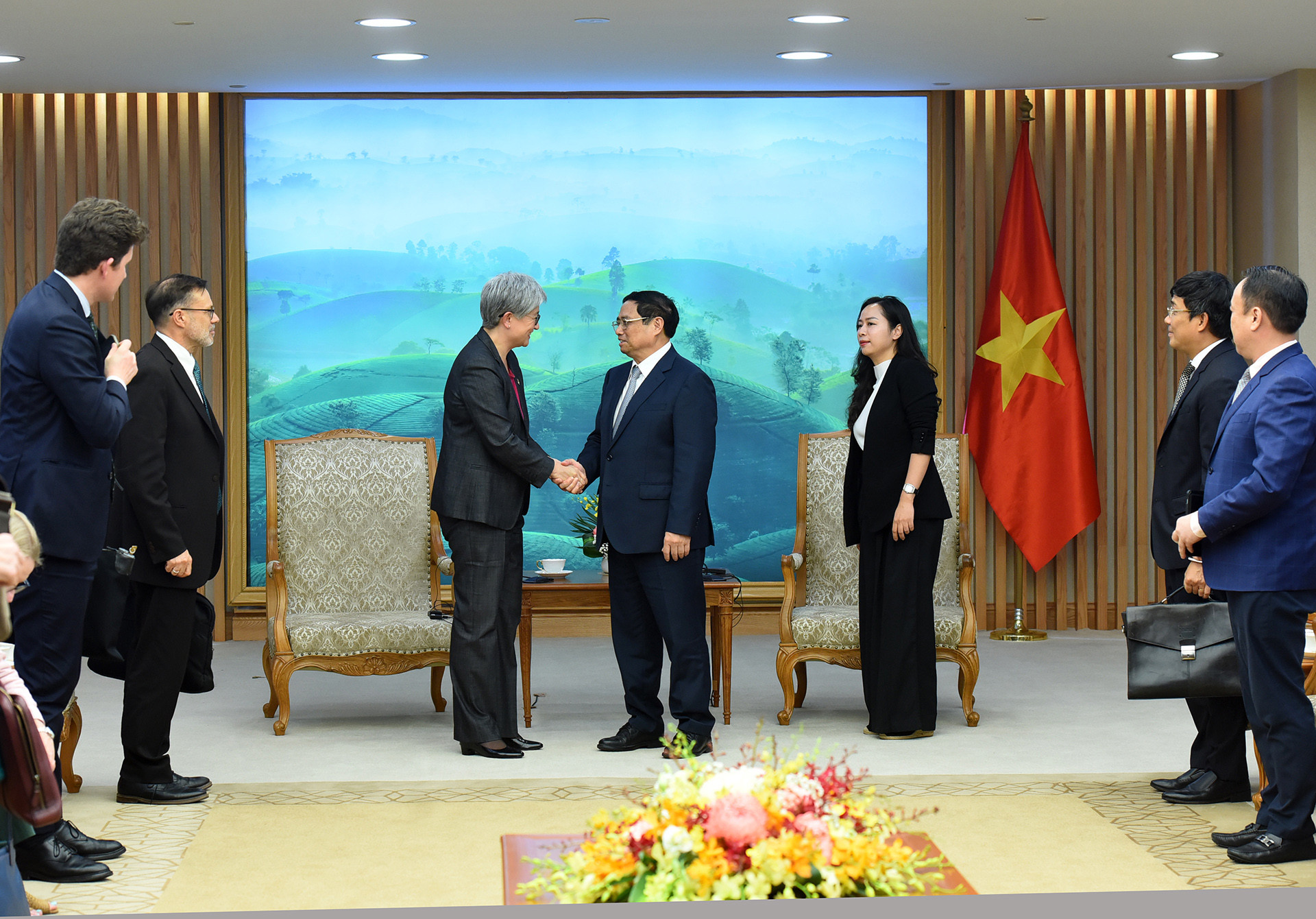 Thủ tướng Phạm Minh Chính tiễn Bộ trưởng Ngoại giao Australia Penny Wong.