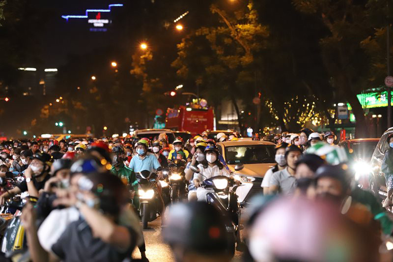 Người dân xuống đường đón Noel tại Thành phố Hồ Chí Minh.