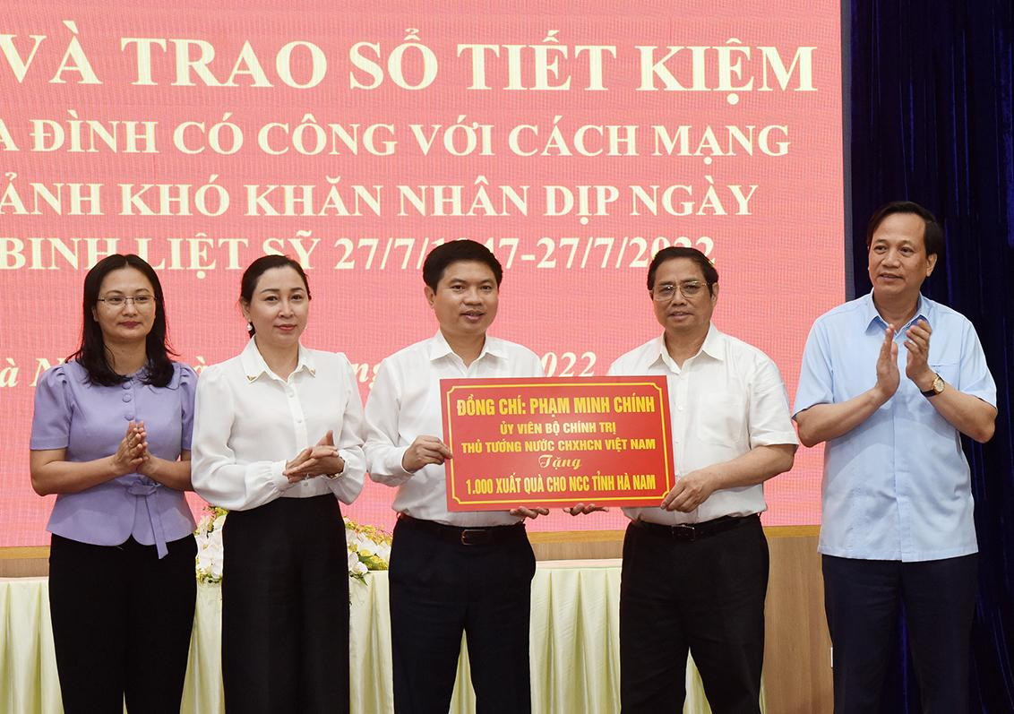 Thủ tướng Phạm Minh Chính tặng biểu trưng 1000 suất quà cho người có công tỉnh Hà Nam.