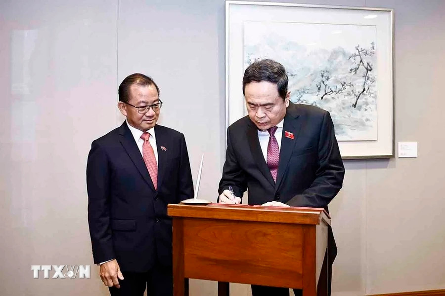 Chủ tịch Quốc hội Trần Thanh Mẫn và Chủ tịch Quốc hội Singapore Seah Kian Peng với đại biểu hai nước.