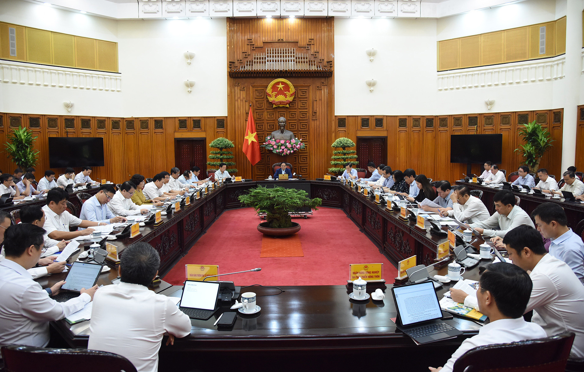 Quang cảnh cuộc họp.