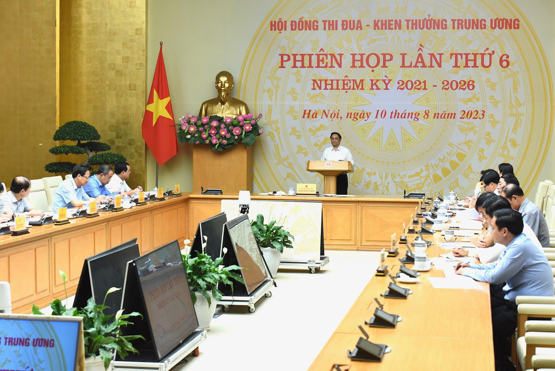 Thủ tướng Phạm Minh Chính, Chủ tịch Hội đồng Thi đua-Khen thưởng Trung ương phát biểu kết luận phiên họp.