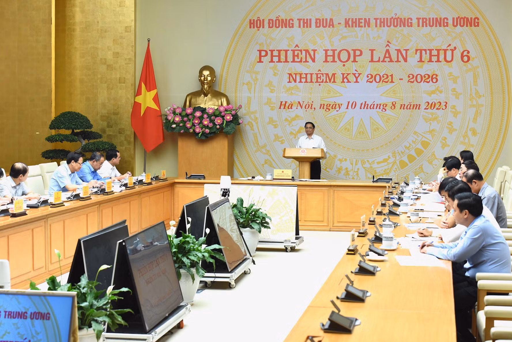 Thủ tướng Phạm Minh Chính, Chủ tịch Hội đồng Thi đua-Khen thưởng Trung ương phát biểu kết luận phiên họp.