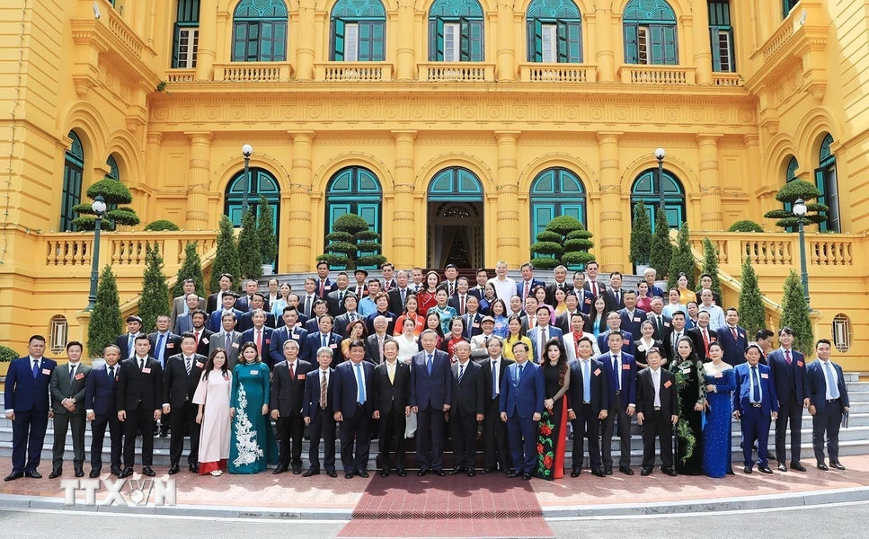 Tổng Bí thư, Chủ tịch nước Tô Lâm với đại diện doanh nghiệp nhỏ và vừa Việt Nam.