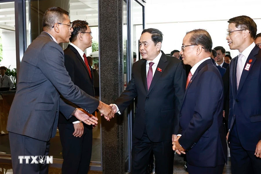 Chủ tịch Quốc hội Trần Thanh Mẫn với các đại biểu Singapore.