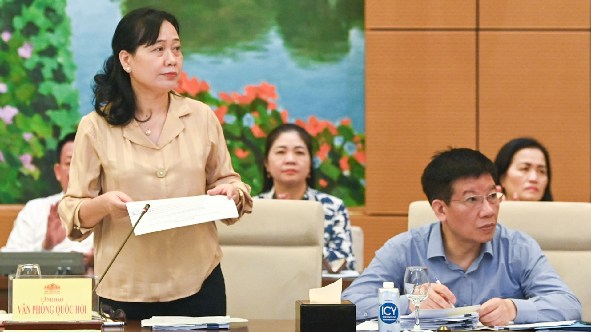 Phó Tổng Thư ký, Phó Chủ nhiệm Văn phòng Quốc hội Nguyễn Thị Thuý Ngần trình bày tóm tắt báo cáo.