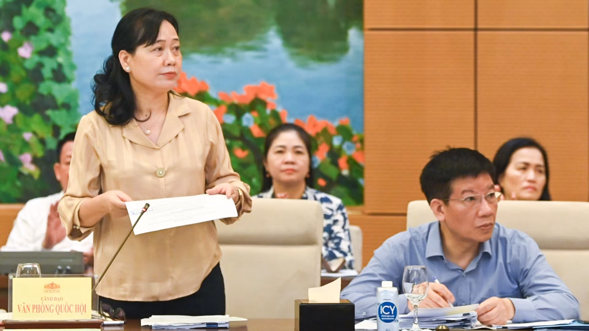 Phó Tổng Thư ký, Phó Chủ nhiệm Văn phòng Quốc hội Nguyễn Thị Thuý Ngần trình bày tóm tắt báo cáo.