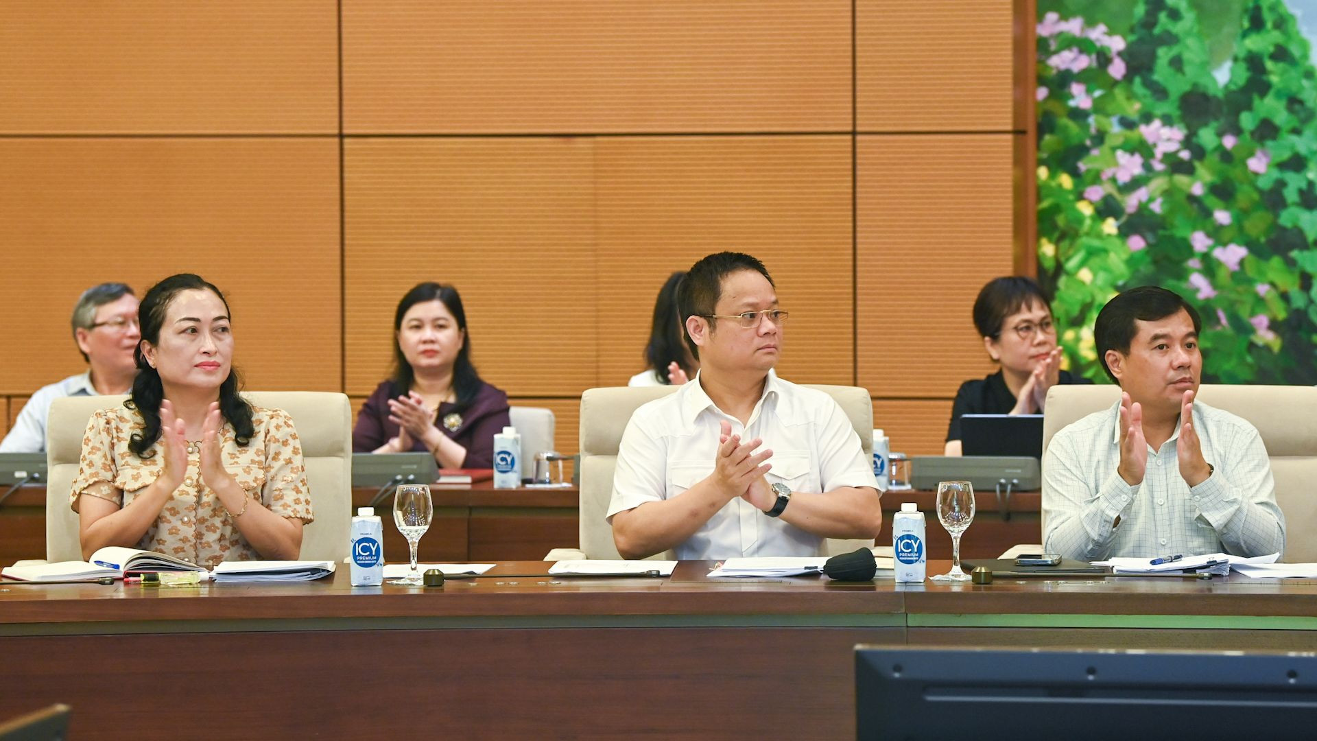 Các đại biểu tham dự cuộc họp.