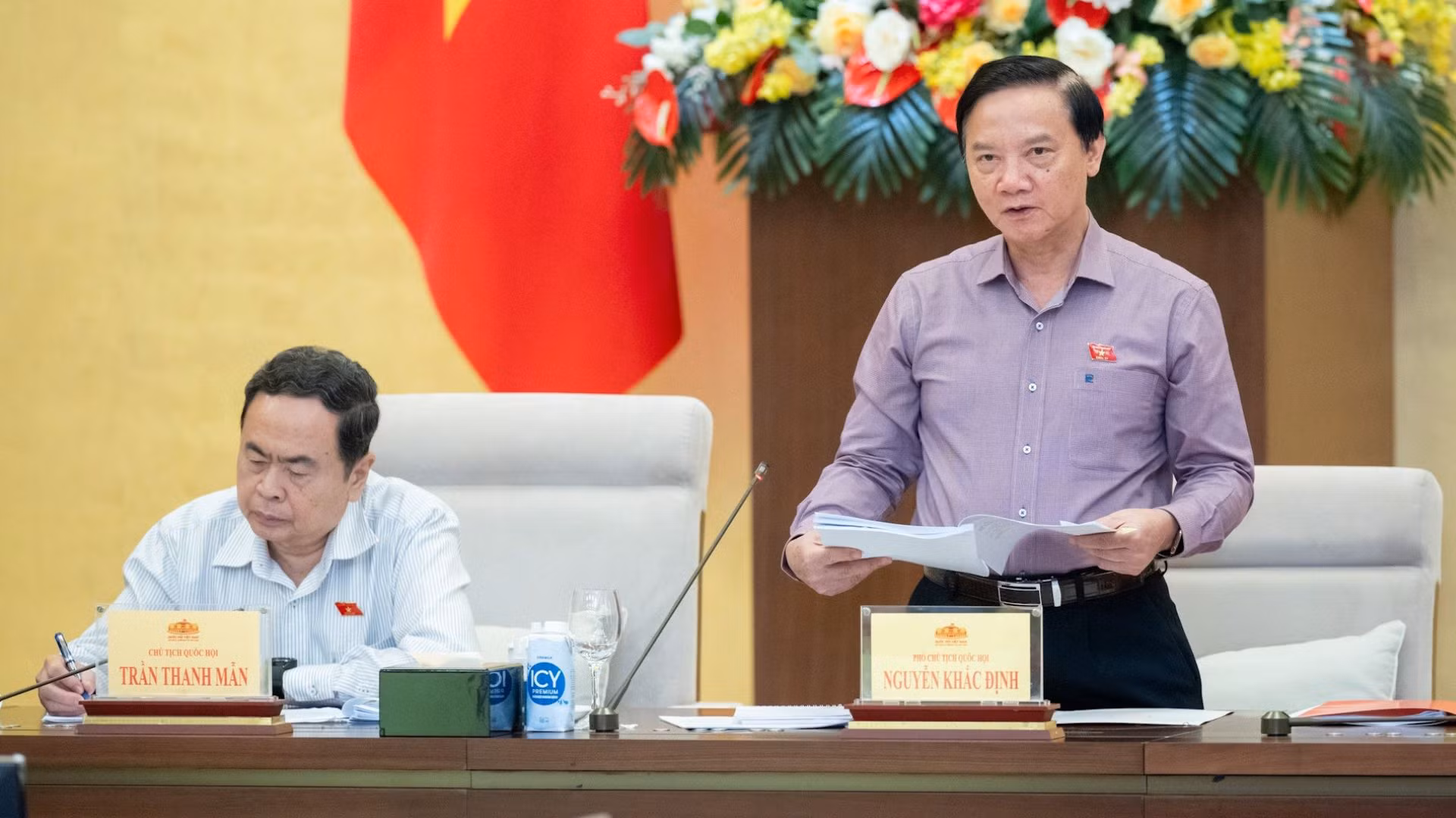 Phó Chủ tịch Quốc hội Nguyễn Khắc Định phát biểu tại cuộc họp.