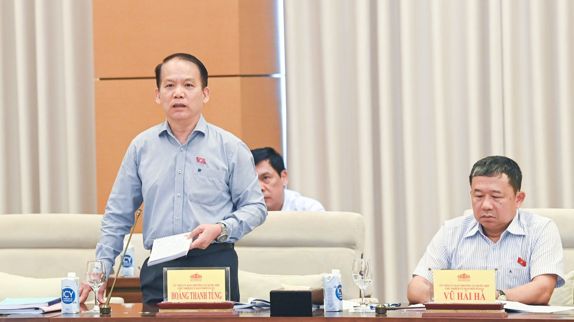 Chủ nhiệm Ủy ban Pháp luật Hoàng Thanh Tùng phát biểu tại cuộc họp.