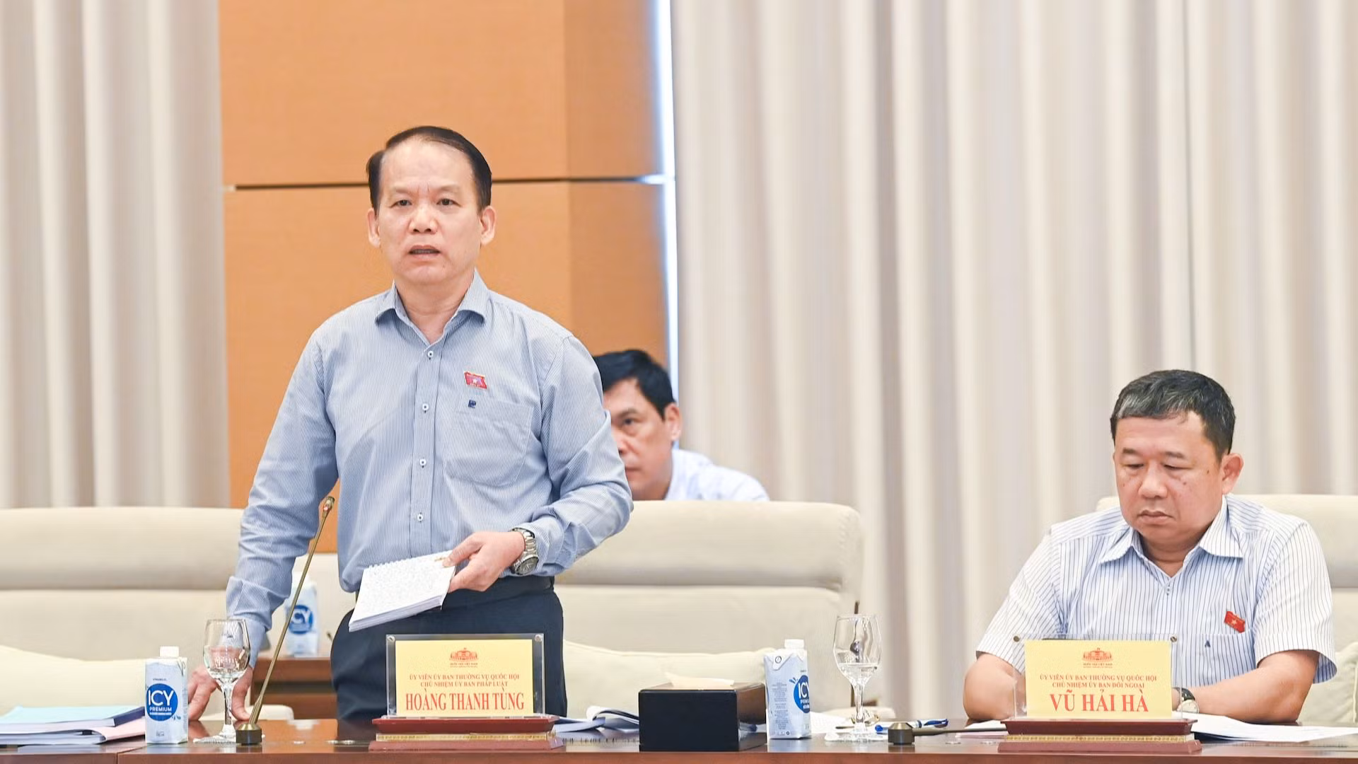 Chủ nhiệm Ủy ban Pháp luật Hoàng Thanh Tùng phát biểu tại cuộc họp.