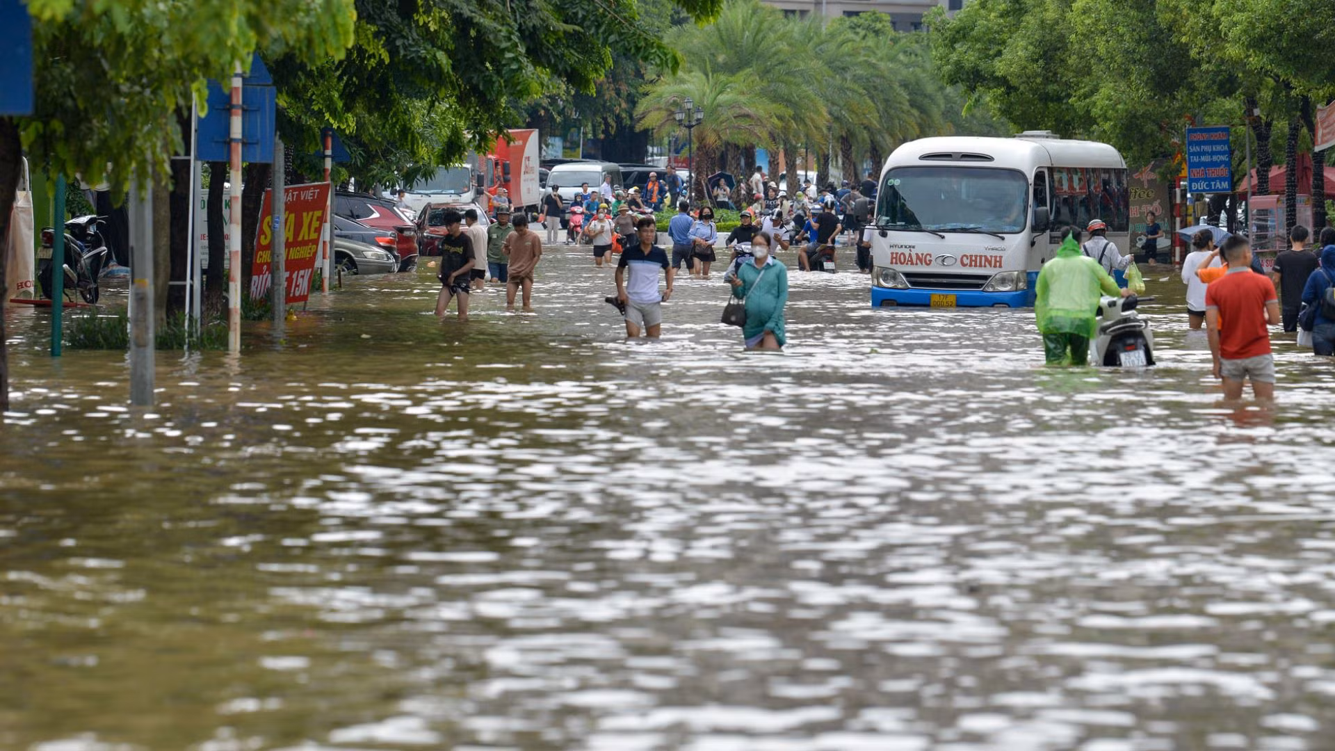 Sáng 24/7, nước ngập sâu khiến các phương tiện không thể đi qua, người dân buộc phải lội nước di chuyển ra ngoài.