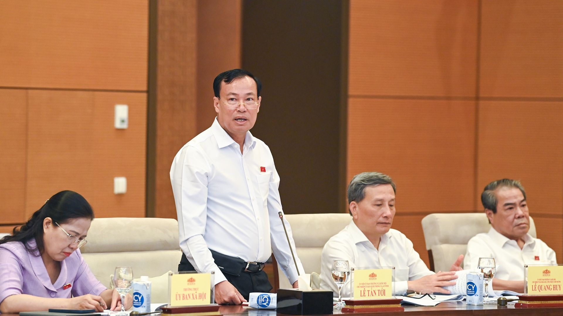 Chủ nhiệm Ủy ban Quốc phòng và An ninh Lê Tấn Tới phát biểu tại cuộc họp.