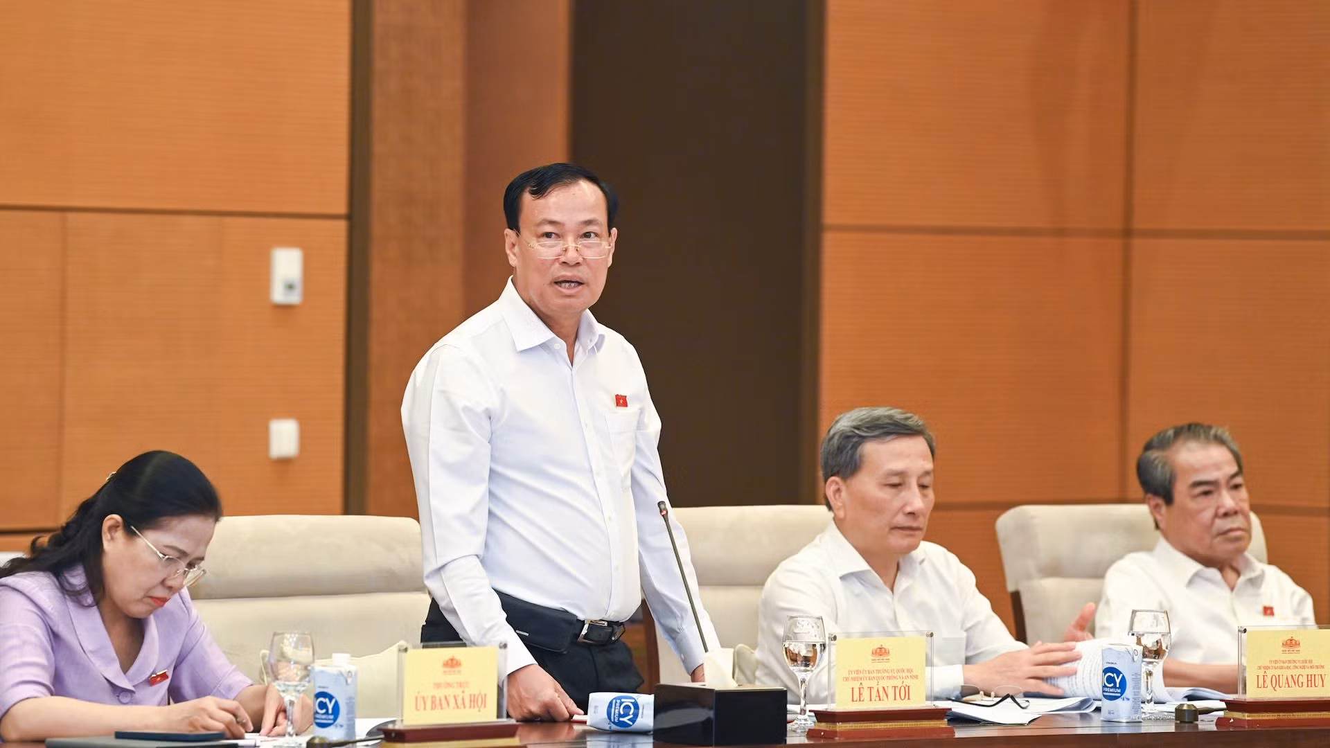 Chủ nhiệm Ủy ban Quốc phòng và An ninh Lê Tấn Tới phát biểu tại cuộc họp.