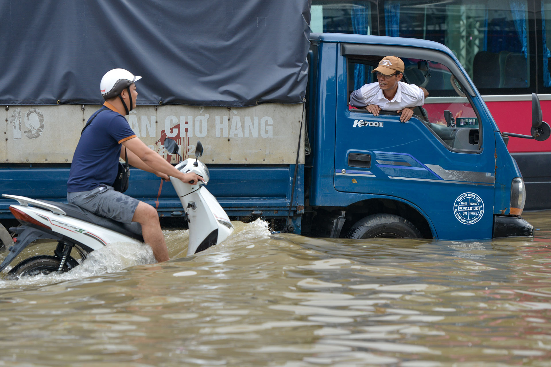 Hàng loạt phương tiện chết máy khiến tình hình giao thông càng thêm ùn ứ.
