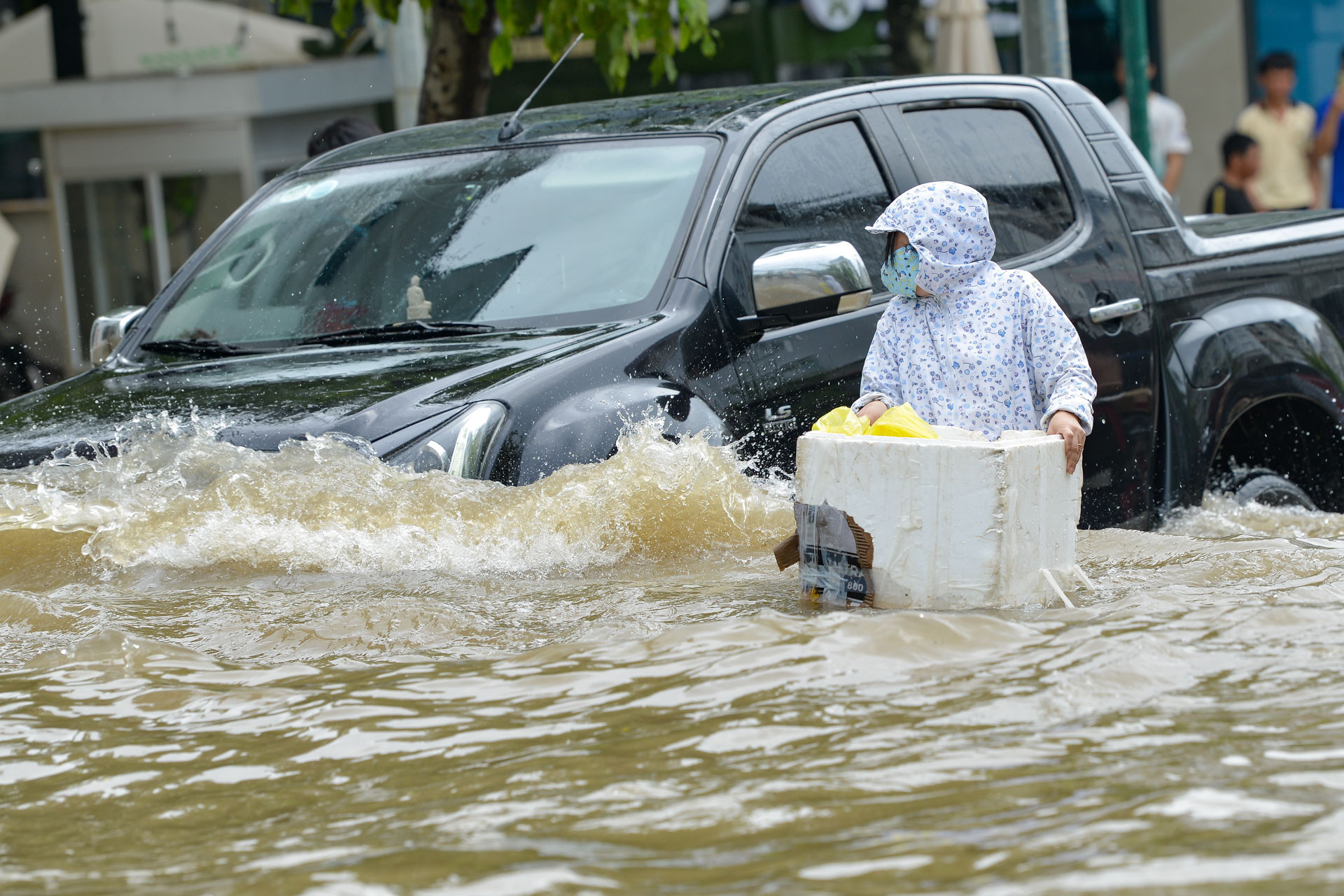 Người đi bộ vất vả đi qua các điểm ngập.